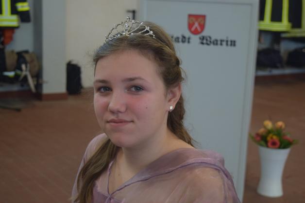 Ansagerin-Premiere  beim Jahresempfang für Warins Märchen- und Sagen-Prinzessin Nele (13).
