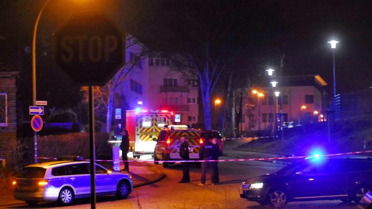 Polizeieinsatz mit Spurensicherung und Kripo in Bad Oldesloe in der Mommsenstraße am späten Sonntagabend.