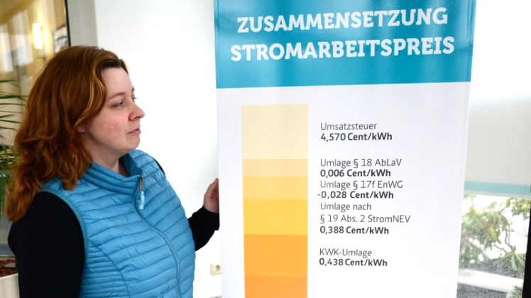 Cathleen Zuber, Mitarbeiterin des Stadtwerke-Kundencenters am Ostring, mit dem grafisch aufgeschlüsseltem Strompreis-Mix, den Kunden ab dem 1. März bezahlen müssen. 