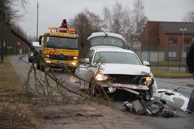 Fahranfänger schrottet eigenen BMW: 20-Jähriger fällt in Groß Schwaß drei Bäume und einen Lichtmast