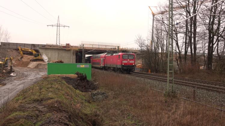 An der Stadtgrenze zu Krogaspe führt die Bahnlinie nach Flensburg unter der Autobahn hindurch. 