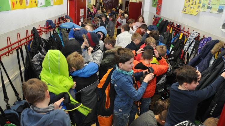 Die Crivitzer Grundschule platzt aus allen Nähten – nicht nur wenn es zur Hofpause geht.  Fotos: Werner Mett 
