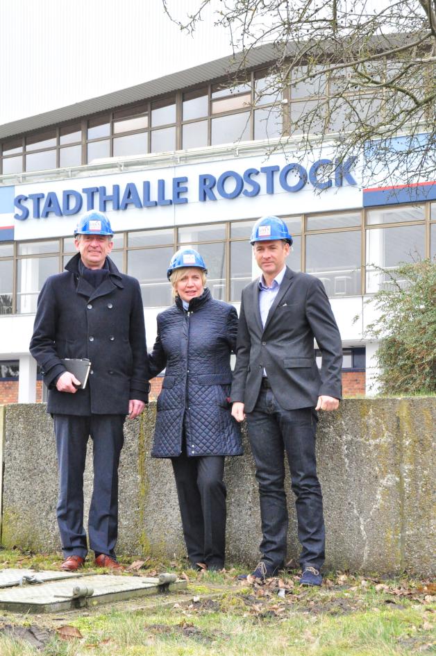 Vor der Fassade: Architekt Torsten Ruwoldt, Stadthallen-Chefin Petra Burmeister und ihr technischer Leiter Felix Scharff (v. l.) Vor der Fassade: Architekt Torsten Ruwoldt, Stadthallen-Chefin Petra Burmeister und ihr technischer Leiter Felix Scharff (v. l.)