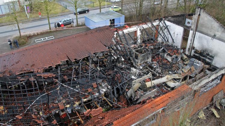 Abbruchreifes Gerätehaus:  Der Blick von oben auf die Fahrzeughalle zeigt das ganze Ausmaß des nächtlichen Feuers.  
