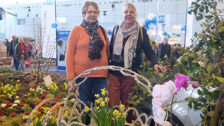 Vom Frühlingsduft in der Blumenschau lassen sich Jutta Baresel (l.) und Rosemarie Korn für kreative Projekte inspirieren. 