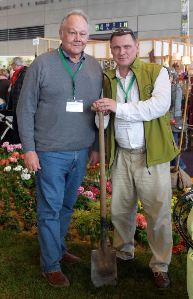 Tipps für Gartenfreunde haben Hans Peter Kolz (l.) und Christian Seifert vom Verband parat. Tipps für Gartenfreunde haben Hans Peter Kolz (l.) und Christian Seifert vom Verband parat.