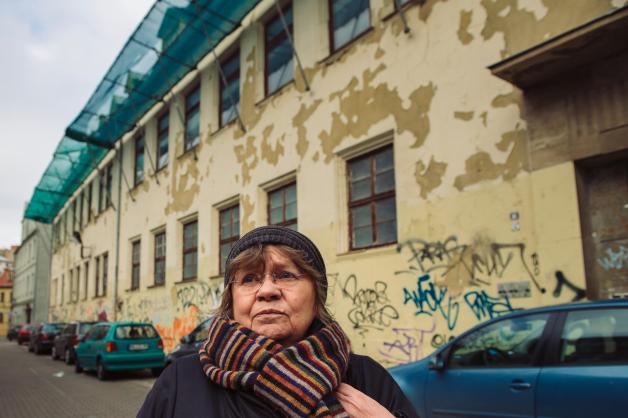 Die Mitgründerin des Vereins „Zeit-Geschichte(n) e.V.“, Heidi Bohley, steht vor dem verlassenen Gebäude der ehemaligen Poliklinik Mitte in Halle(Saale). Die Mitgründerin des Vereins „Zeit-Geschichte(n) e.V.“, Heidi Bohley, steht vor dem verlassenen Gebäude der ehemaligen Poliklinik Mitte in Halle(Saale).