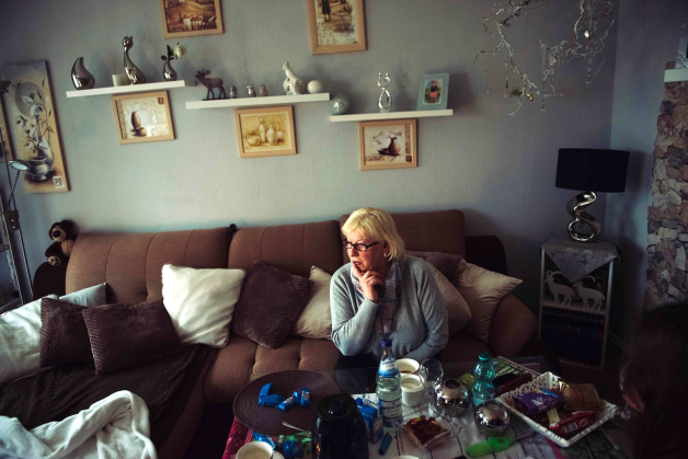 Die Zeitzeugin Barbara Ost sitzt in ihrer Wohnung in Berlin auf einem Sofa während eines Interviews zu ihren Aufenthalten in den geschlossenen venerologischen Stationen der DDR.