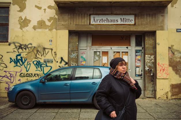 Die Mitgründerin des Vereins „Zeit-Geschichte(n) e.V.“, Heidi Bohley, steht vor dem verlassenen Gebäude der ehemaligen Poliklinik Mitte in Halle(Saale).