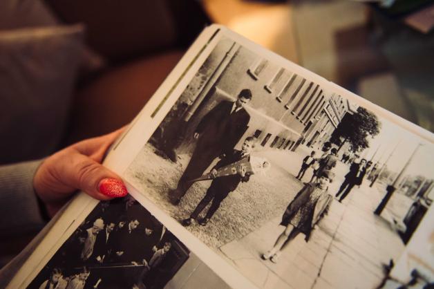 Die Zeitzeugin Barbara Ost betrachtet sich in ihrer Wohnung in Berlin alte Schwarzweiß-Fotografien ihrer Kindheit während eines Interviews zu ihren Aufenthalten in den geschlossenen venerologischen Stationen der DDR.