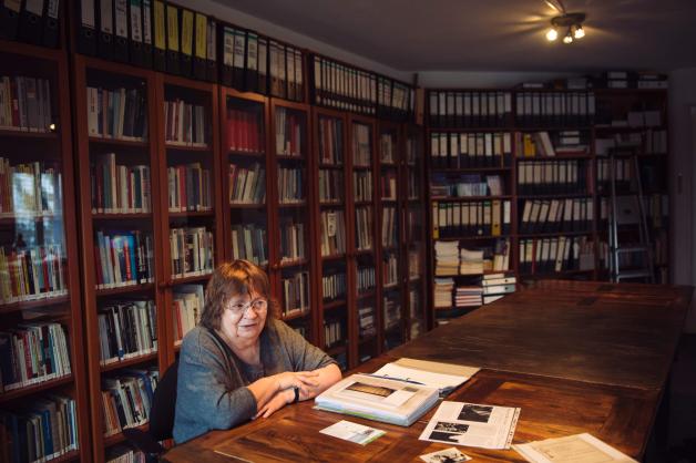 Die Mitgründerin des Vereins „Zeit-Geschichte(n) e.V.“, Heidi Bohley, sitzt während eines Interviews im Büro ihres Vereins in Halle(Saale).