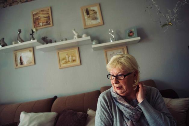 Die Zeitzeugin Barbara Ost sitzt in ihrer Wohnung in Berlin auf einem Sofa während eines Interviews zu ihren Aufenthalten in den geschlossenen venerologischen Stationen der DDR.
