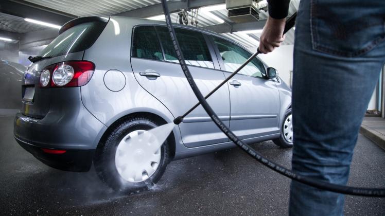 Putzen mit Hochdruck: Aber bitte mit Vorsicht, denn ein zu geringer Abstand zum Auto kann Schäden  verursachen.