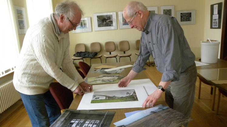 Egon Stöbe (l.) und Jürgen Goldberg wählen die Fotos für die Ausstellung aus.  