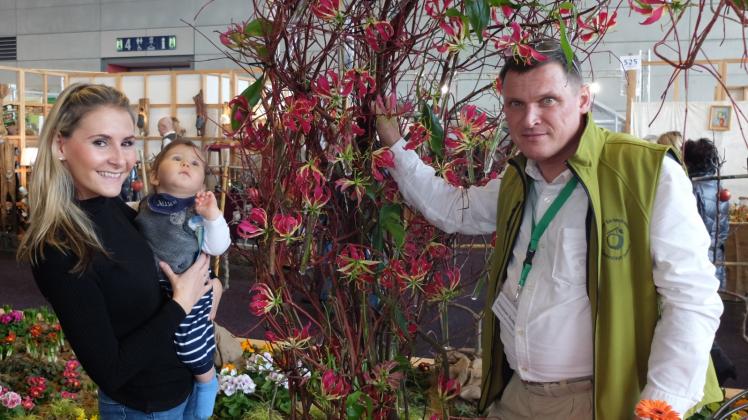 Kleingärten liegen im Trend: Katja Rönnfeldt und Sohn Mika möchten eine Parzelle. Gartenfreund Christian Seifert gibt Tipps bei der Umsetzung der grünen Oase.  