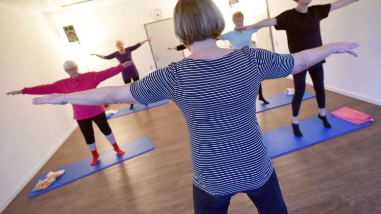 Viele Fitnessstudios und Vereine bieten spezielle Kurse für ältere Menschen an.  