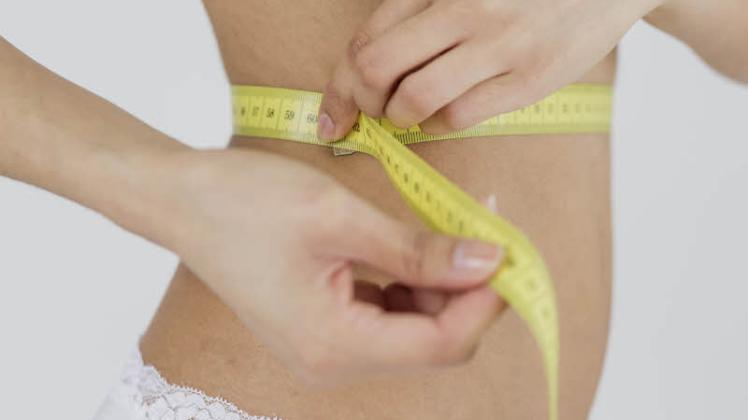 Anzeichen für Magersucht ist meist Untergewicht – vor allem durch Hungern, aber auch durch sehr viel Sport.  