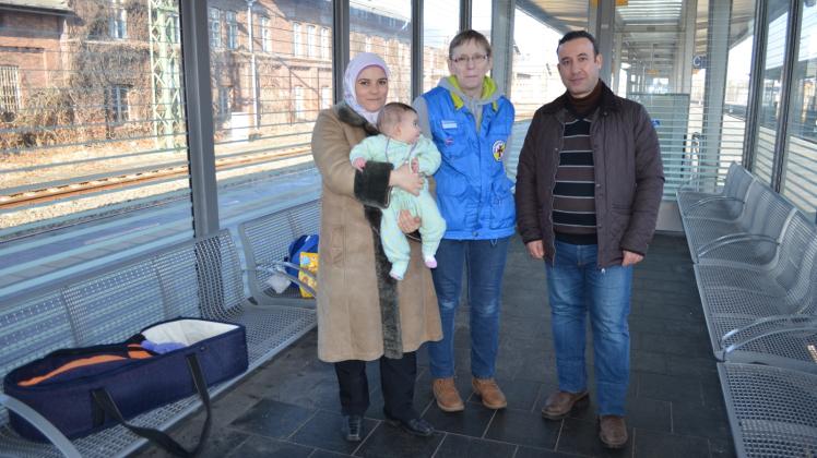 Eine syrische Familie auf der Durchreise – Rosemarie Zarpentin hilft gerne und beantwortet Fragen zur Weiterfahrt. 