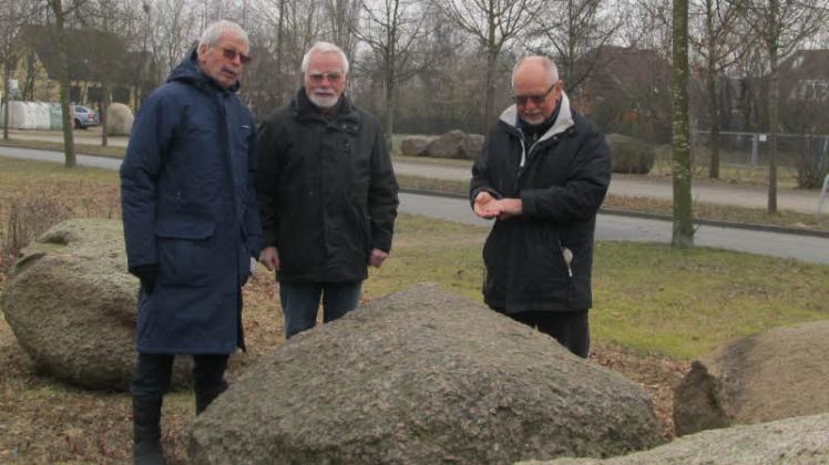 Im Findlingsgarten: Dr. Frank Mohr, Dr. Karl-Heinz Holznagel und Eberhard Brandenburg diskutieren über eine vom Golfplatz Elmenhorst stammende Steingruppe, zu der ein Karlshamn Granit gehört. Dessen Alter wird mit 1,45 Milliarden Jahren angegeben.  