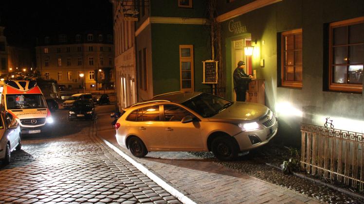 Gesundheitliche Probleme am Steuer: Mann lenkt Auto in Rostock gegen Hauswand