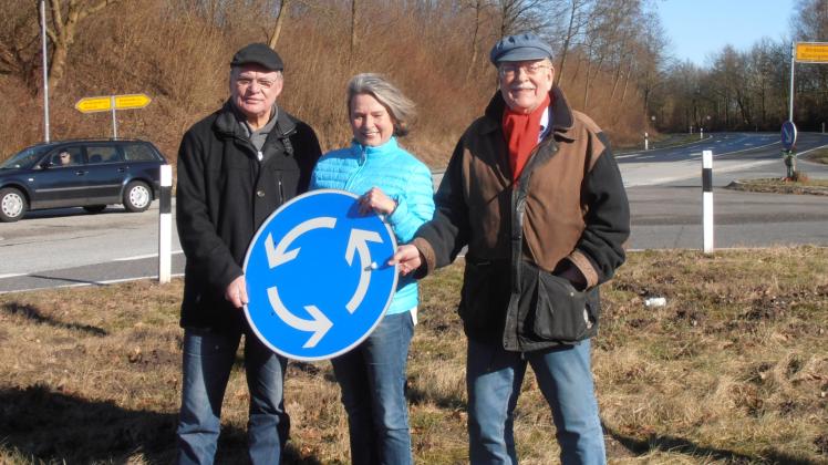 Sie fordern eine Beteiligung der Gemeinde Ammersbek beim geplanten Ausbau der gefährlichen Kreuzung: Hans-Hinrich Sönksen (Vorsitzender des FDP Ortsverbandes Ammersbek, l.), Gabriela Späte (Vorsitzende der FDP Fraktion Ammersbek) und Eckehard Knoll (Kreiselexperte). 