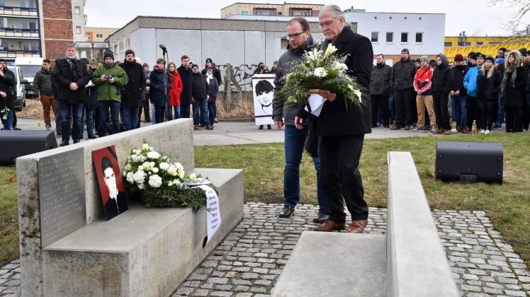 Unter den 120 Anwesenden der Gedenkfeier für Mehmet Turgut waren am Sonnabend auch Sozialsenator Steffen Bockhahn (l.) und Bürgerschaftspräsident Wolfgang Nitzsche (beide Linke), die am Mahnmal Blumen niederlegten. 