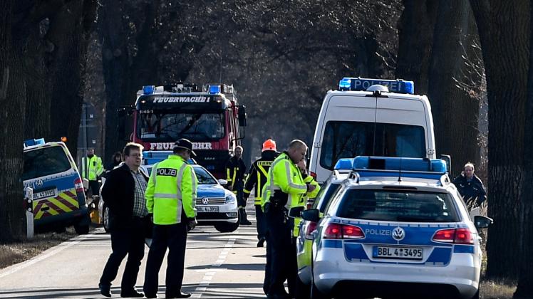 Polizeifahrzeuge sperren die B87 zwischen Oegeln und Beeskow im Landkreis Oder-Spree ab. Hier überfuhr gestern ein 24-jähriger Tatverdächtiger bei der Flucht von einem Tatort zwei Polizisten und tötete sie.  Fotos: Patrick Pleul 