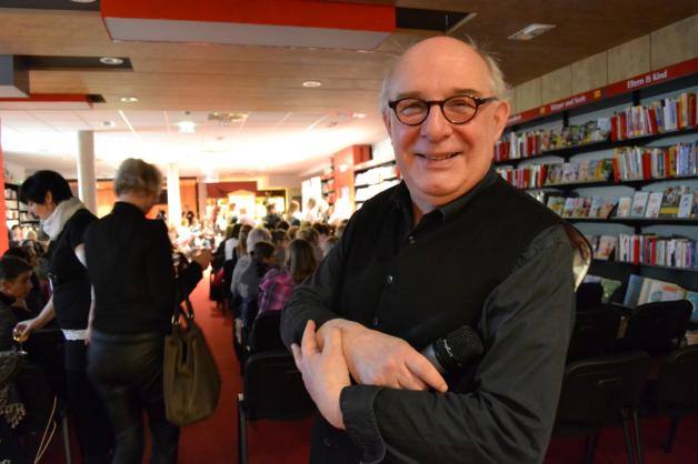 Buchhändler Florian Rieger freute sich über rund 200 Gäste – sämtlichst Frauen. Fotos: Nicp 