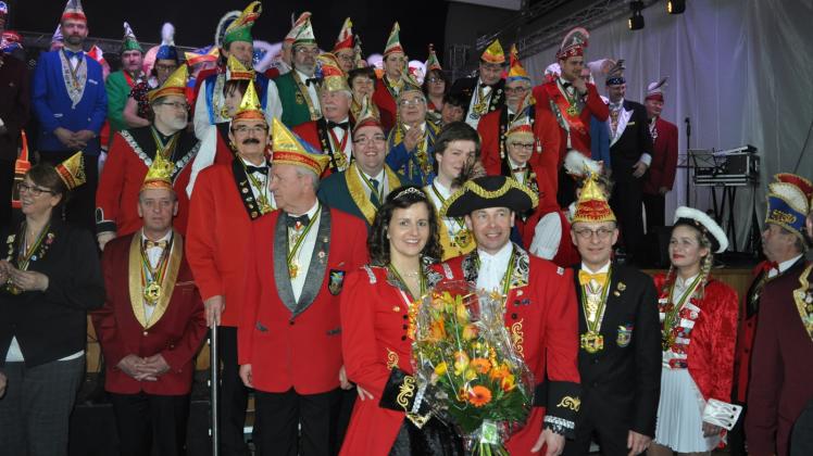 Präsidenten aus 58 Karnevalvereinen des Landes kamen gestern in Güstrow zusammen. Angeführt wurden sie vom Landesprinzenpaar Prinzessin Antje und Prinz Renato (vorne) sowie rechts daneben KLMV-Präsident Lutz Scherling.  
