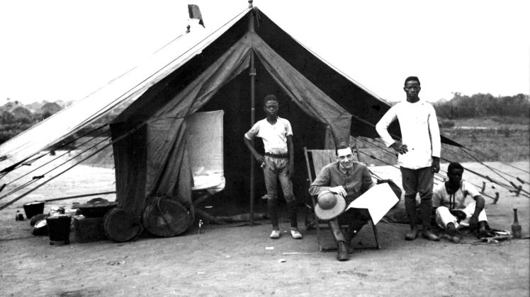Ein deutscher Regierungsbeamter vor einem Zelt in Kamerun. Auch Kamerun war eine deutsche Kolonie.  