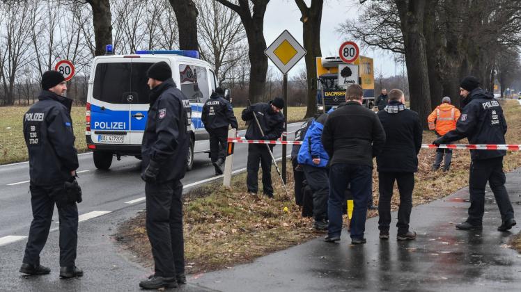 Auch gestern sicherten Beamte und Kriminaltechniker am Tatort bei Oegeln noch Spuren.  