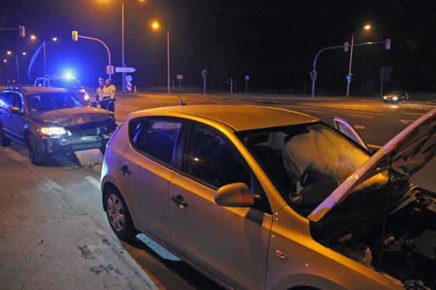  Auf falsche Ampel geschaut: Autos stoßen nach Rotfahrt in Rostock zusammen - zwei Verletzte