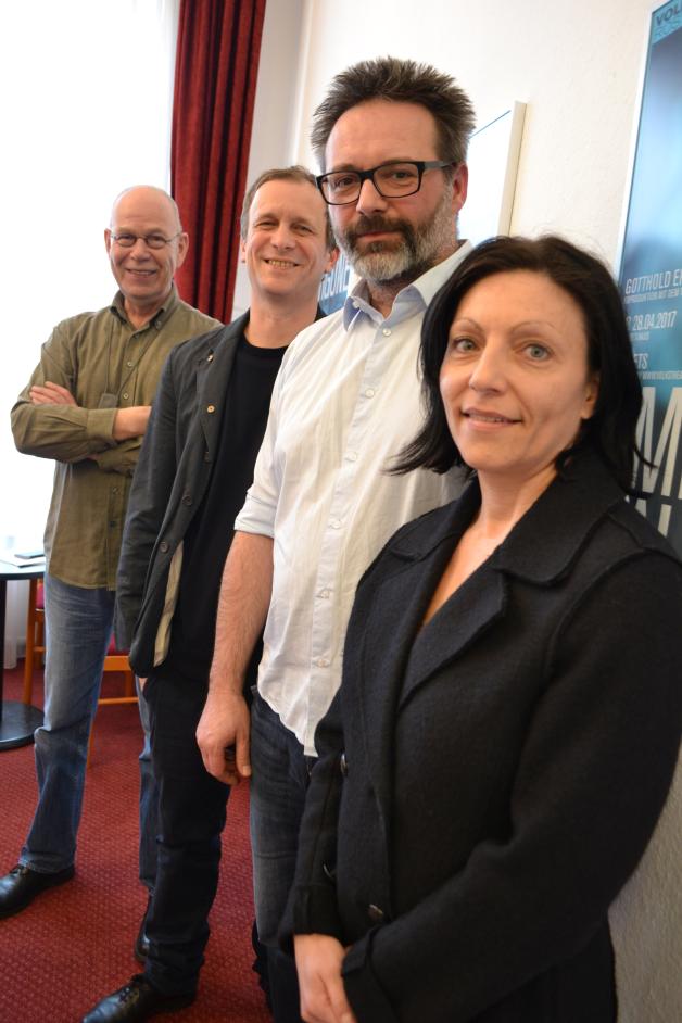 Bereit für die Saison sind Geschäftsführer Joachim Kümmritz, Musiktheaterdirektor Albert Lang, Schauspieldirektor Ralph Reichel und Tanzcompagniechefin Katja Taranu. Bereit für die Saison sind Geschäftsführer Joachim Kümmritz, Musiktheaterdirektor Albert Lang, Schauspieldirektor Ralph Reichel und Tanzcompagniechefin Katja Taranu.
