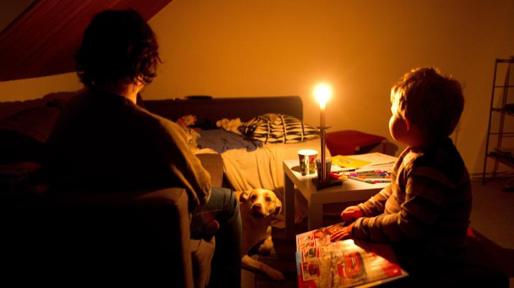 Mehr als 331.000 Menschen in ganz Deutschland wurden zuletzt innerhalb eines Jahres der Strom gesperrt - eine stille, aber drastische Folge von Armut.