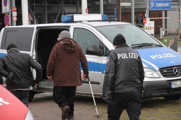 Polizei löst illegales Zeltlager von Rumänen an Rostocker Vorpommernbrücke auf - ist es die "Bettelmafia"?