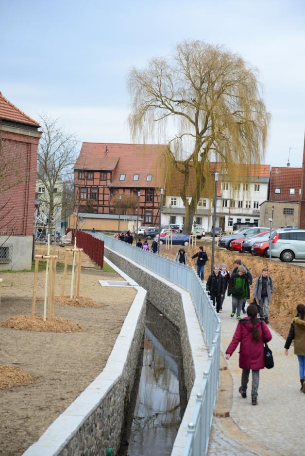 Zwar noch nicht offiziell übergeben, aber bereits von vielen Spaziergängern und Schülern gerne genutzt: Der neue Fußweg am frei gelegten Färbergraben. Fotos: Wolfried Pätzold 