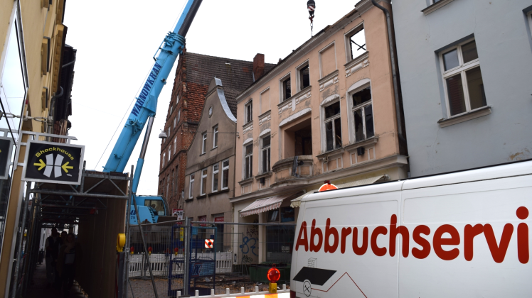 Mit dem Kran wurden Teile des beschädigten Dachstuhls der Gleviner Straße 2 neben dem Brandhaus geborgen. 