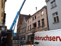 Mit dem Kran wurden Teile des beschädigten Dachstuhls der Gleviner Straße 2 neben dem Brandhaus geborgen. 
