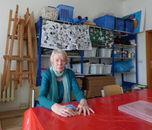 In ihrem Atelier: Barbara Relitz leitet den Kurs für Malerei und Grafik für Erwachsene. In ihrem Atelier: Barbara Relitz leitet den Kurs für Malerei und Grafik für Erwachsene.