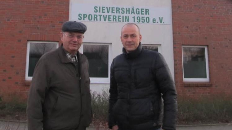 Vereinsvorsitzender Henry Krause (r.) und Heinz Haut, der sich für die Tischtennisspieler engagiert, vor dem Vereinsgebäude im Gespräch  