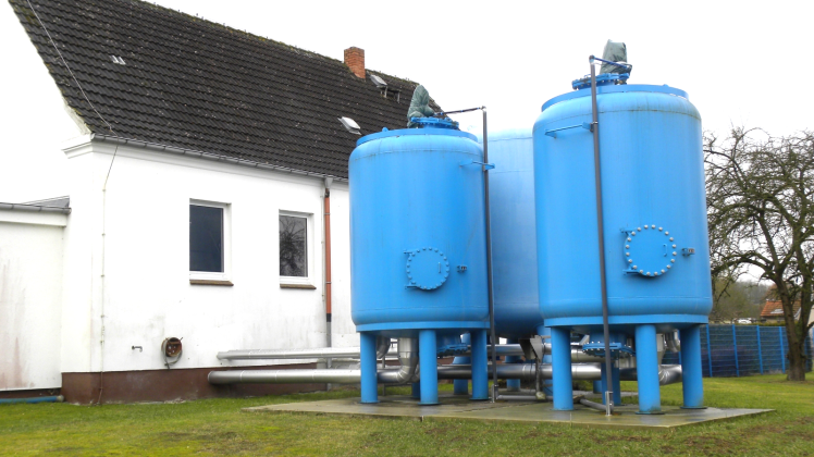 Die Wasseraufbereitungsanlange im Brüeler Wasserwerk wurde erneuert. Die beiden neuen Filterkessel im Vordergrund sind aus Edelstahl.  Fotos: Roswitha Spöhr 