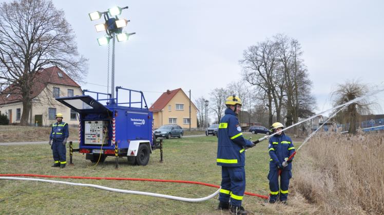 Einige Mitglieder des Ortsverbandes Parchim des THW bei der Übung am Wiesenring Einige Mitglieder des Ortsverbandes Parchim des THW bei der Übung am Wiesenring