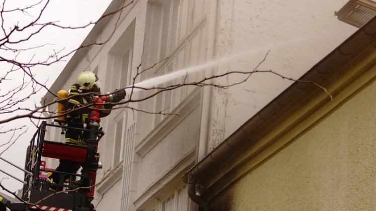 Wittenberger Feuerwehrleute  bekämpften den Brand in der Bahnstraße 21 von der Drehleiter aus. 