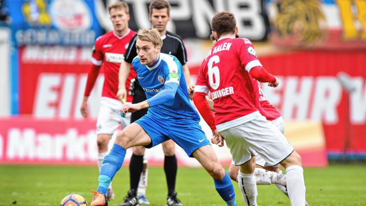 Der eingewechselte Tim Väyrynen, der sich hier entschlossen gegen den Aalener Rico Preißinger durchsetzt, veredelte in der 87. Minute einen in den Strafraum gechipten Freistoß von Amaury Bischoff auf formvollendete Weise zum 1:1-Endstand. Der eingewechselte Tim Väyrynen, der sich hier entschlossen gegen den Aalener Rico Preißinger durchsetzt, veredelte in der 87. Minute einen in den Strafraum gechipten Freistoß von Amaury Bischoff auf formvollendete Weise zum 1:1-Endstand.
