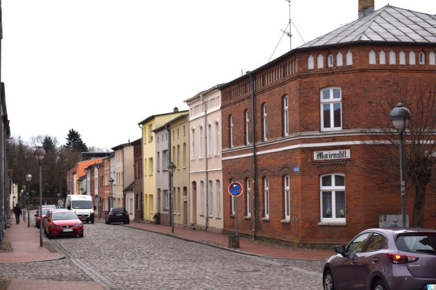 Blick in die Straße des Friedens, die sich längst nicht mehr grau in grau zeigt. Blick in die Straße des Friedens, die sich längst nicht mehr grau in grau zeigt.