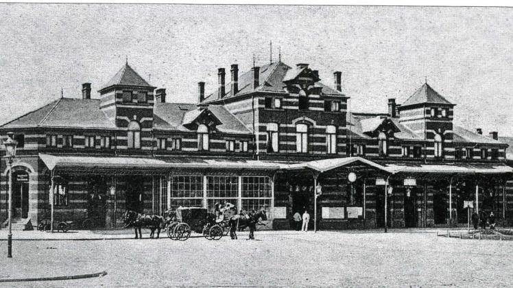 Die ehemalige Fassade wird heute durch einen Vorbau fast vollständig verdeckt. Vor 1913 war das Bahnhofsgebäude noch geprägt vom Bäderstil. 