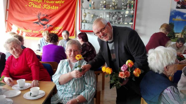 Blumen für die Damen von Dabels Bürgermeister Herbert Rohde; hier überreicht er vor einem Jahr Erika Förster eine Rose. 