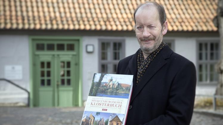 Das Mecklenburgische Klosterbuch von Professor Ernst Münch wird am 15. März in der Rostocker Uni-Kirche präsentiert.  