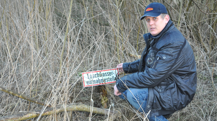 Kaum noch zu erkennen ist der Löschteich in Gülzow. Wehrführer Martin Migge hat im dichten Gestrüpp noch das Schild „Löschwasserentnahmestelle“ gefunden.  