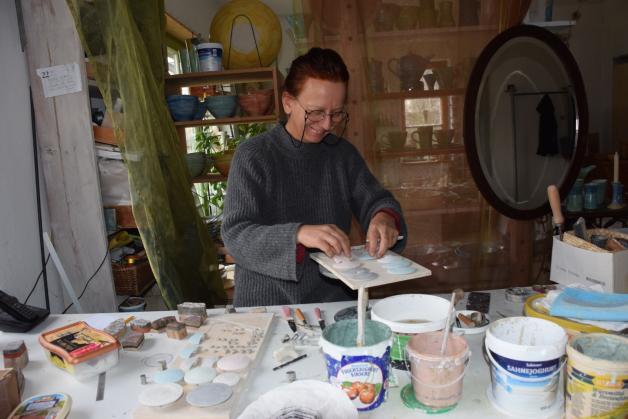 Lidwina Scherrer beim Verputzen von Keramikschmuck.   